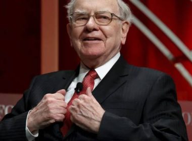 Buffett's Berkshire Hathaway Bought More AAPL