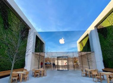 Apple Meets with Retail Workers